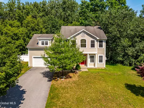8 Mokasha Sq, Saratoga Springs, NY 12866