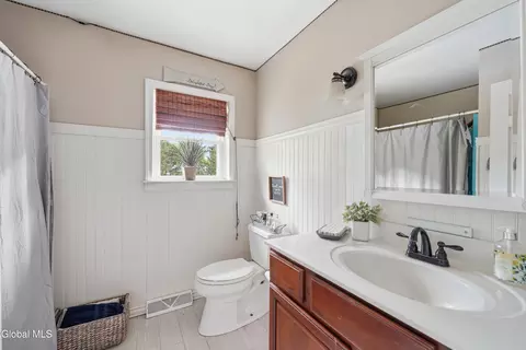 Bath - 33 Sheffield Dr, Delmar, NY 12054 photo 4 of 4