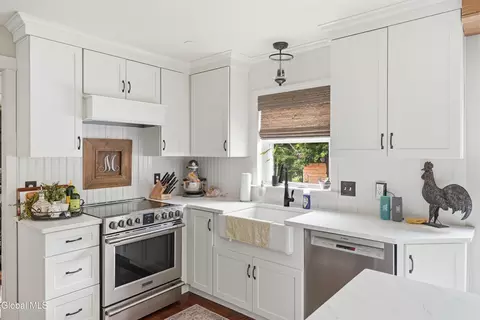 Kitchen - 33 Sheffield Dr, Delmar, NY 12054 photo 2 of 4