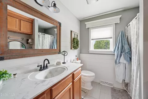 Bath - 33 Sheffield Dr, Delmar, NY 12054 photo 2 of 4