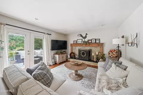 Living - 33 Sheffield Dr, Delmar, NY 12054 photo 3 of 4