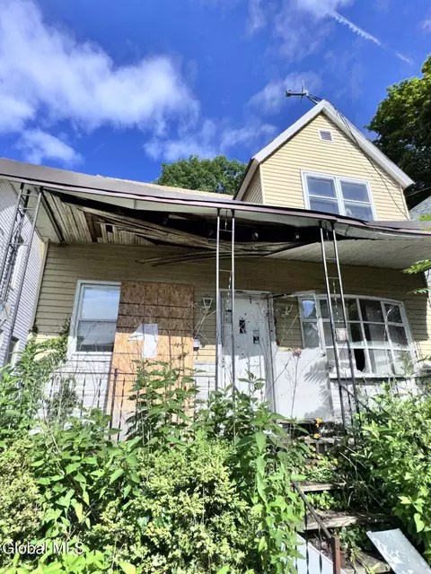 15 Grotto Ct, Watervliet, NY 12189