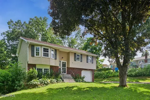 2 Cary St, Ravena, NY 12143