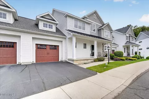 29 Mulberry Dr, Albany, NY 12205