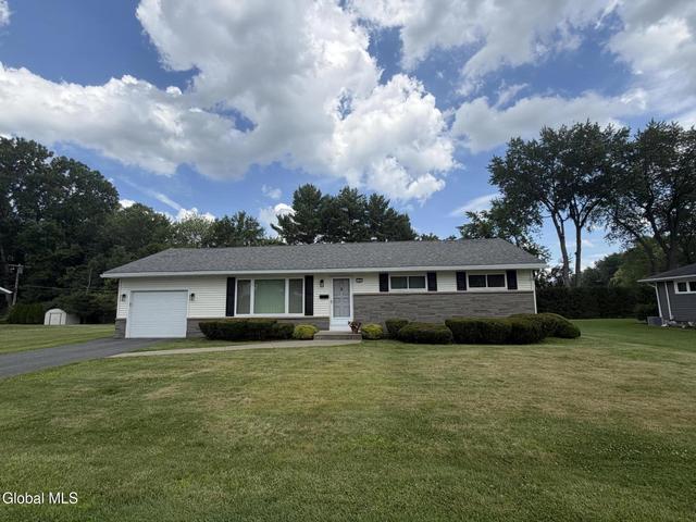 13 Blue Creek Ln, Latham, NY 12110