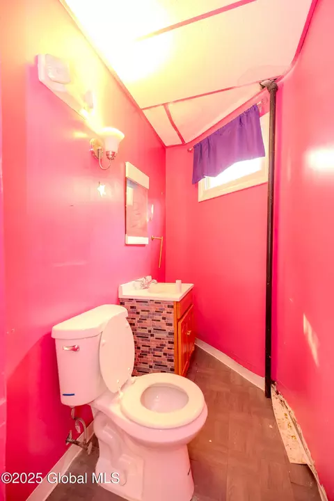 Bath - 1374 10th Ave, Schenectady, NY 12303 photo 3 of 5