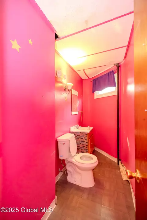 Bath - 1374 10th Ave, Schenectady, NY 12303 photo 2 of 5