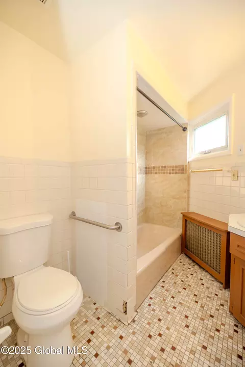 Bath - 1374 10th Ave, Schenectady, NY 12303 photo 5 of 5