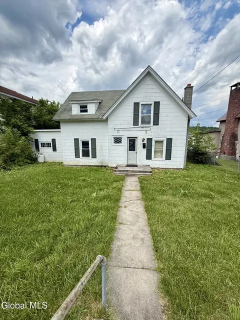 17 Algonkin St, Ticonderoga, NY 12883