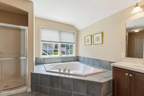 Bath - 214 Bell Ct, Schenectady, NY 12303 photo 4 of 6