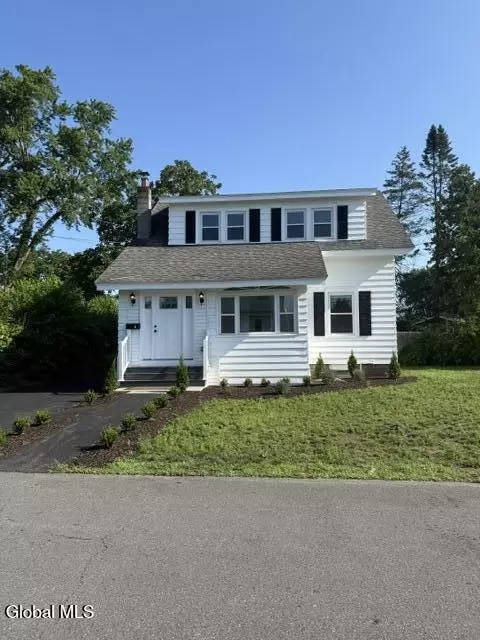 61 Woodlawn Rd, Latham, NY 12110