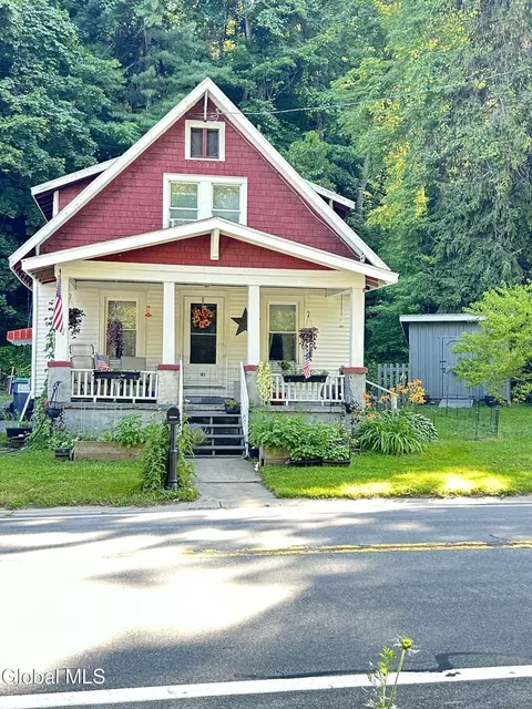 81 Ft Johnson Ave, Fort Johnson, NY 12070
