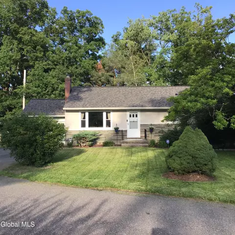 40 Glendale Rd, Latham, NY 12110