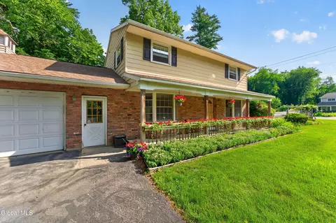 47 Weston Dr, Clifton Park, NY 12065