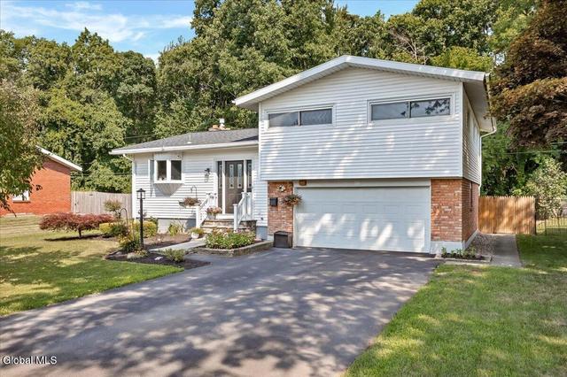 38 Hialeah Dr, Colonie, NY 12205