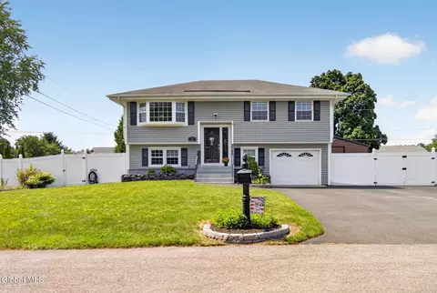 33 Hawthorne Ct, Loudonville, NY 12211
