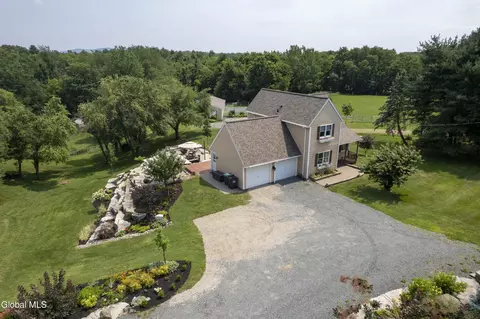 101 Button Rd, Halfmoon, NY 12188