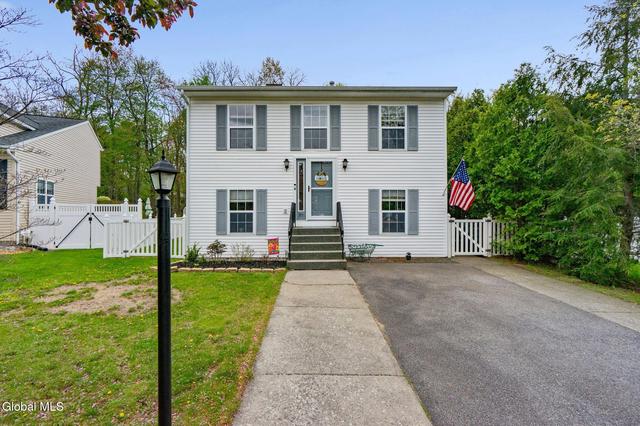37 Wicken Sq, Albany, NY 12205