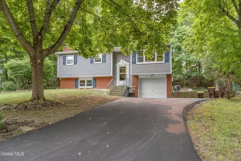 19 Chinquapin Ave, East Greenbush, NY 12061