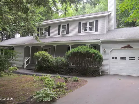9 Pineridge Ct, Greenfield Center, NY 12833