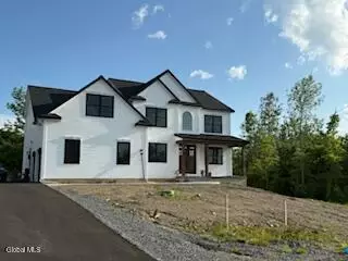 8 Elvis Ln, Clifton Park, NY 12065