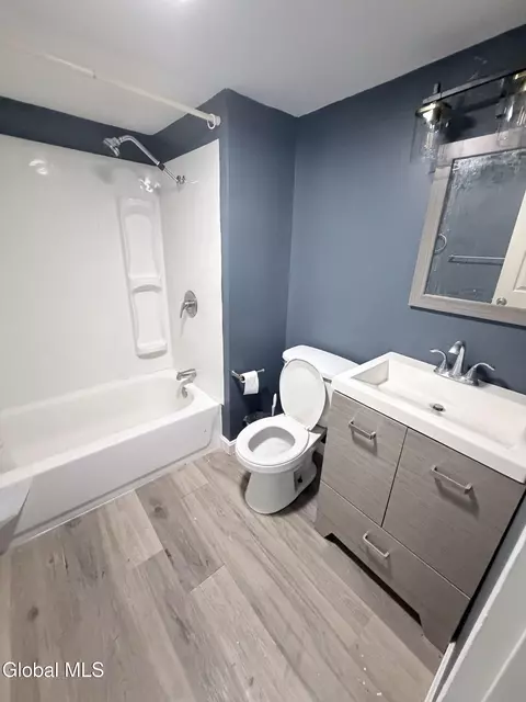 Bath - 1002 Glendale Pl, Schenectady, NY 12303 photo 1 of 1