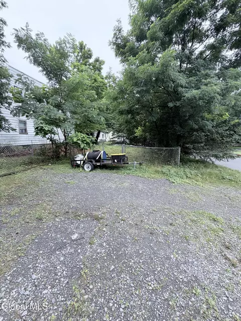 Exterior - 1002 Glendale Pl, Schenectady, NY 12303 photo 2 of 3