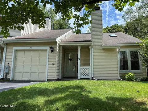 21 Cobble Ct, Clifton Park, NY 12065