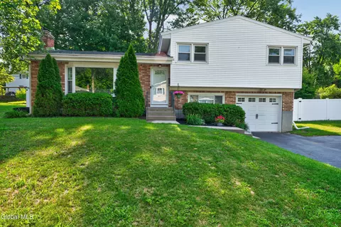 29 Brookwood Dr, Latham, NY 12110