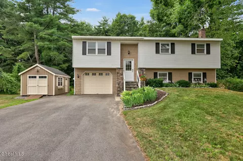 7 Glenwood Dr, Saratoga Springs, NY 12866