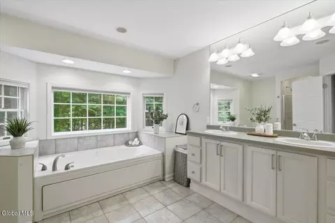 Bath - 628 Vanderlyn Ln, Slingerlands, NY 12159 photo 1 of 4