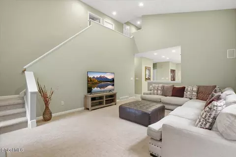 Living - 628 Vanderlyn Ln, Slingerlands, NY 12159 photo 3 of 3