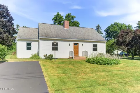 52 Willow St, Guilderland, NY 12084