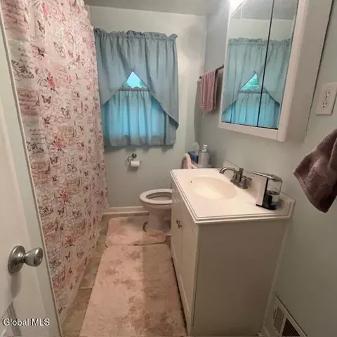 Bath - 10 Maybrook Dr, Schenectady, NY 12302 photo 2 of 2