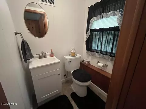 Bath - 10 Maybrook Dr, Schenectady, NY 12302 photo 1 of 2