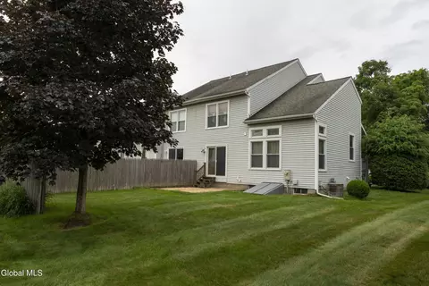 23 Tompion Ln, Saratoga Springs, NY 12866