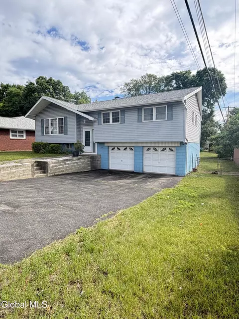 4 Nicholas Dr, Albany, NY 12205