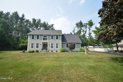 8 Mohawk Trl, Queensbury, NY 12804
