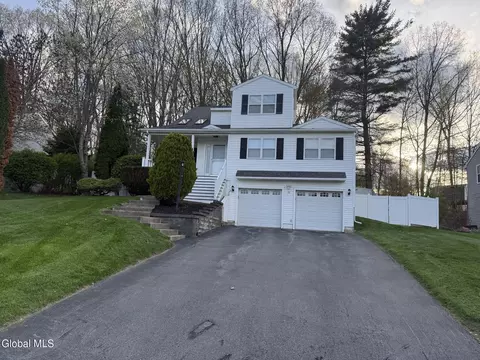 31 Ponderosa Dr, Clifton Park, NY 12065