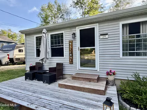 29 Knobhill Rd, Averill Park, NY 12018