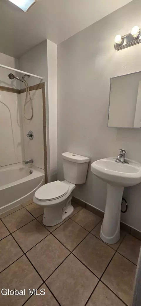 Bath - 507 Nott St, Schenectady, NY 12308 photo 2 of 3