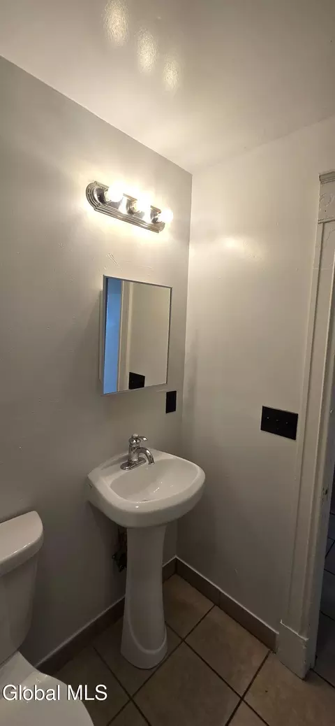Bath - 507 Nott St, Schenectady, NY 12308 photo 3 of 3