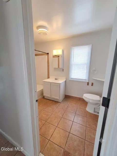 Bath - 623 Nott St, Schenectady, NY 12308 photo 2 of 3