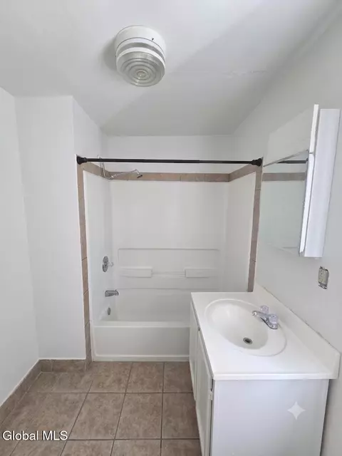 Bath - 623 Nott St, Schenectady, NY 12308 photo 3 of 3
