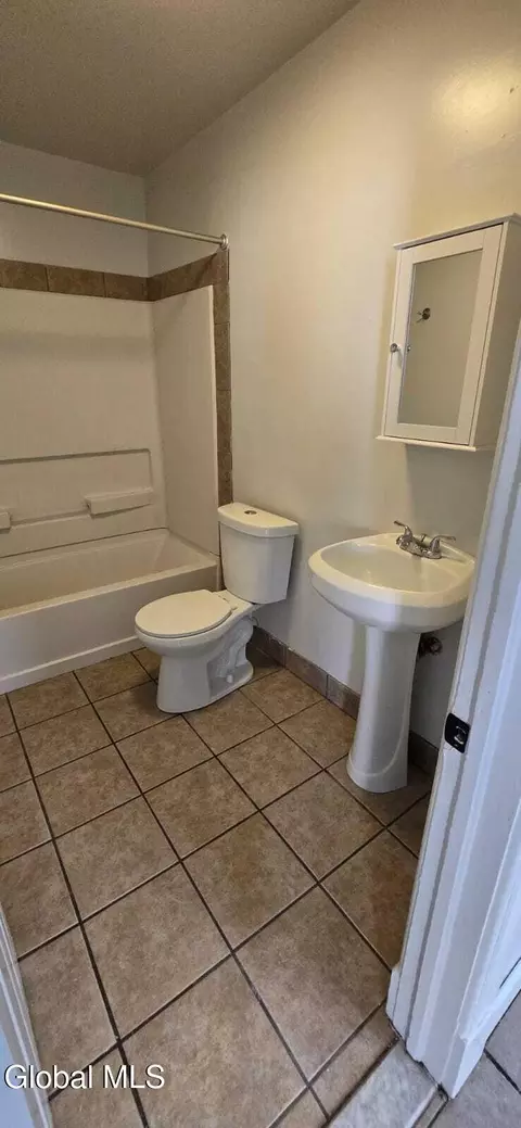 Bath - 623 Nott St, Schenectady, NY 12308 photo 1 of 3