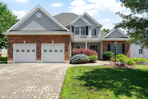 10 Yardley Ct, Loudonville, NY 12211
