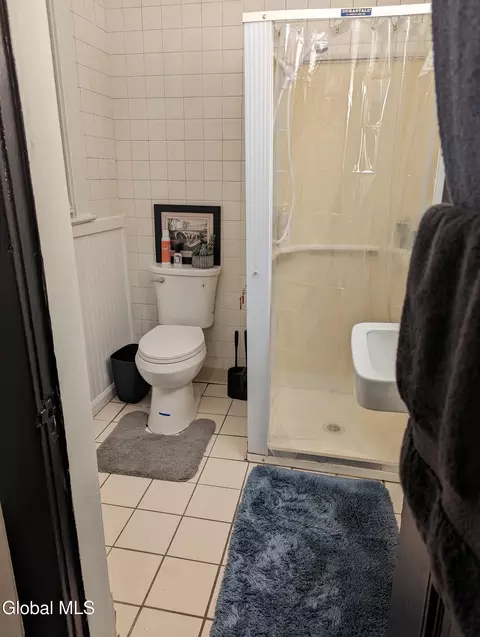 Bath - 838 12 Union St, Schenectady, NY 12308 photo 3 of 7