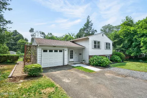 28 Tamarack Ln, East Greenbush, NY 12061