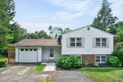 28 Tamarack Ln, East Greenbush, NY 12061