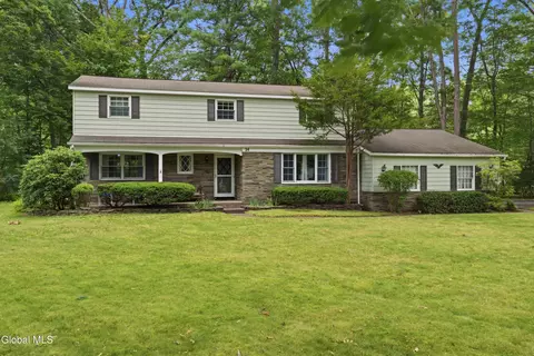 14 Barcelona Dr, Clifton Park, NY 12065